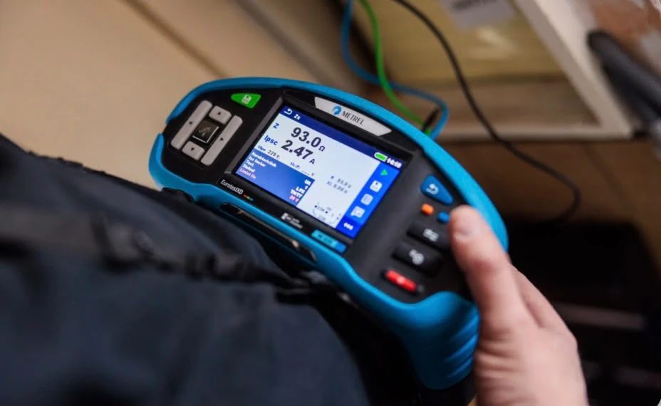 Installatietester met meetwaarden tijdens een NEN 1010-keuring